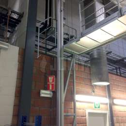 Zugangsleiter für enge Räume JOMY-Zugangsleiter für den Zugang zu industriellen Plattformen und Maschinen in einer Fabrik mit wenig Platz.